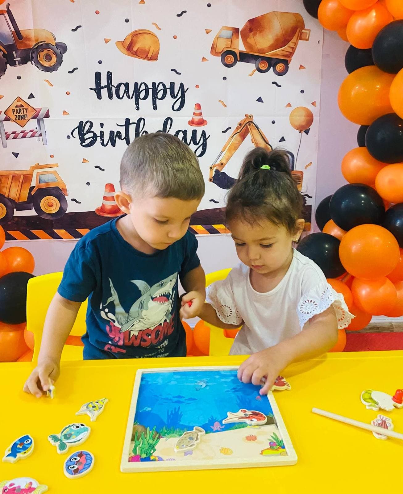 Оранжево-черна парти украса за детски рожден ден в Детски център Friends в Бургас