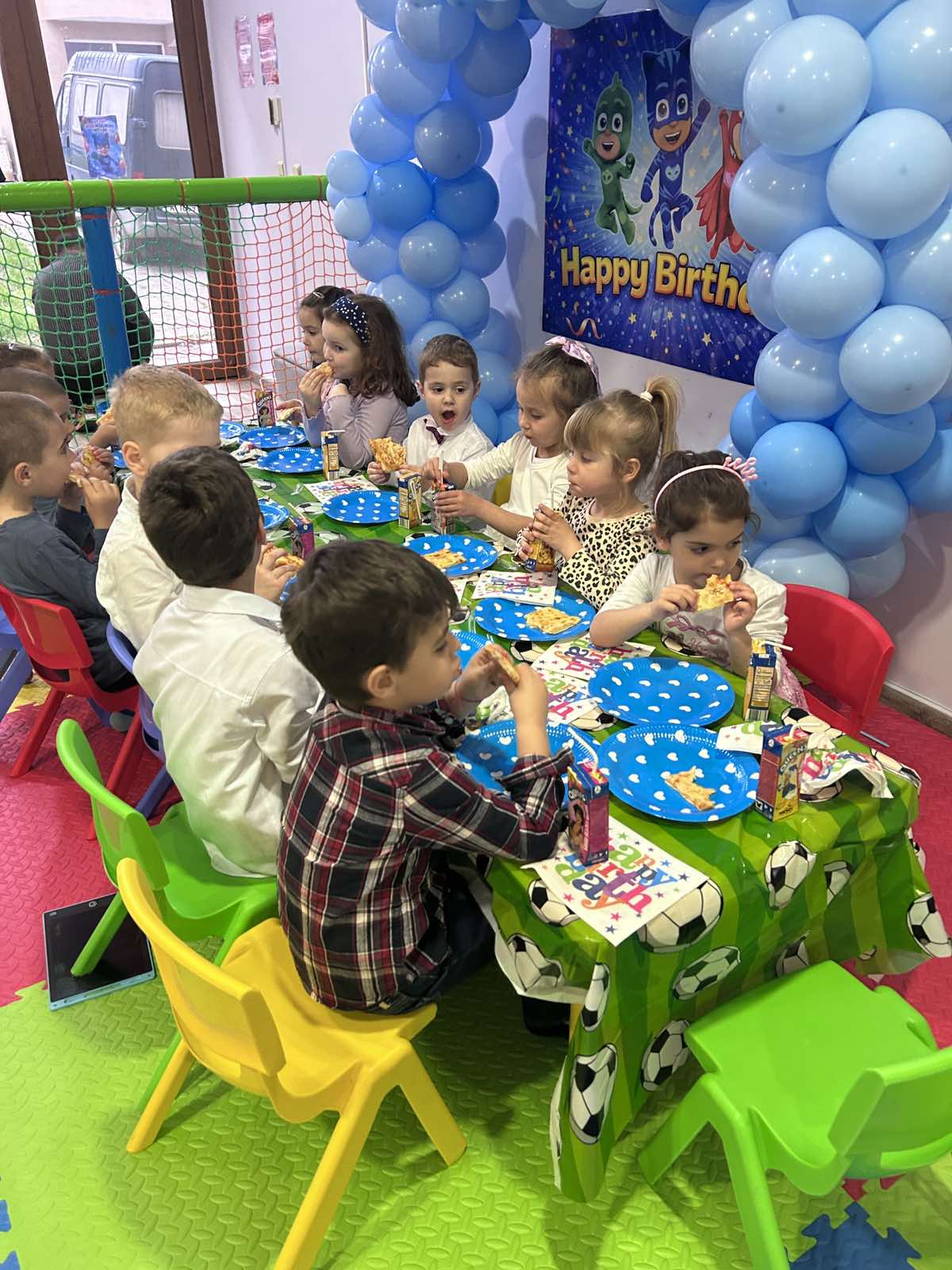 Детски рожден ден със синя украса от балони в Детски център Friends в Бургас
